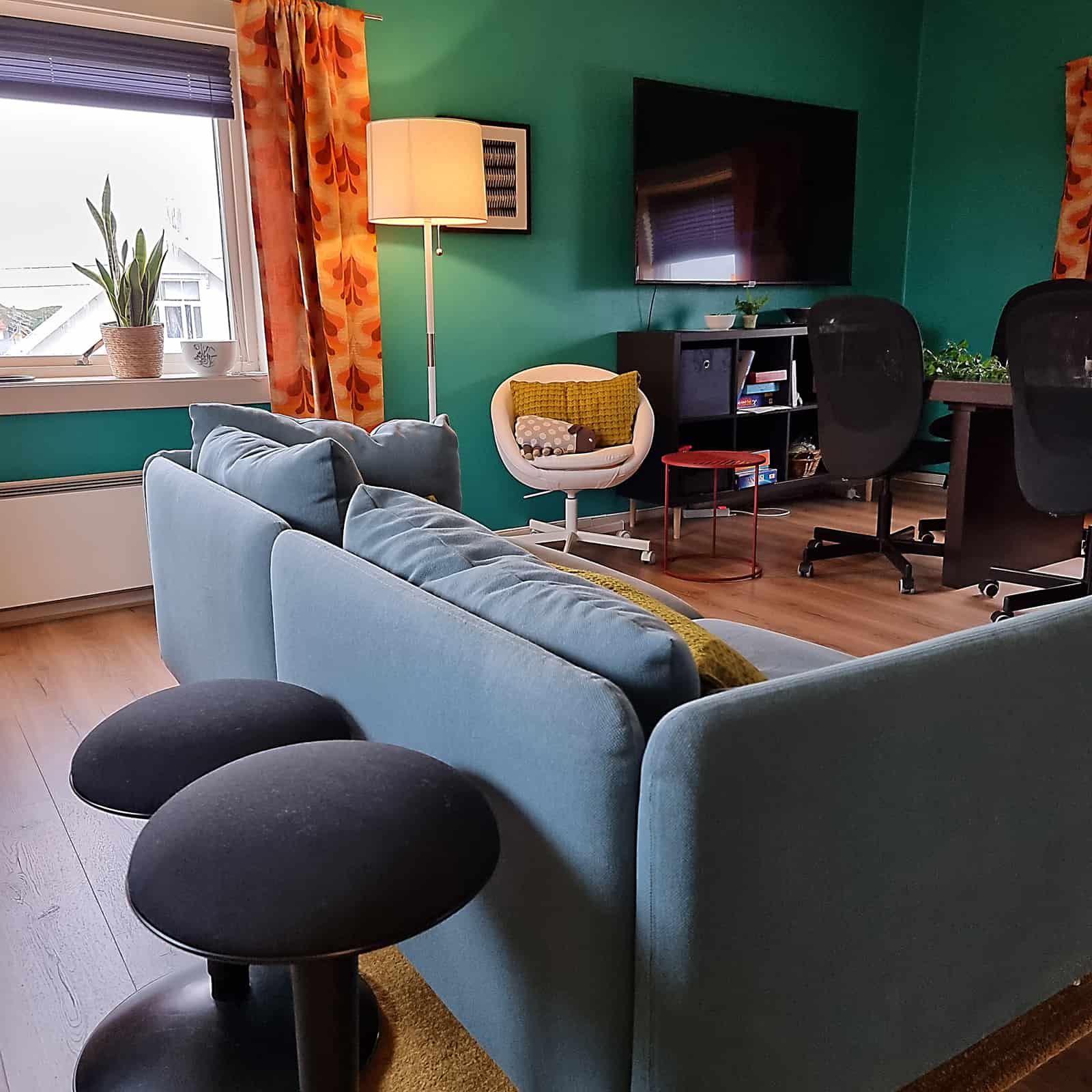 kontorlandskap med sofa og møtebord